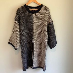 Midi sweater, 3/4 sleeves and slit in front. OS.